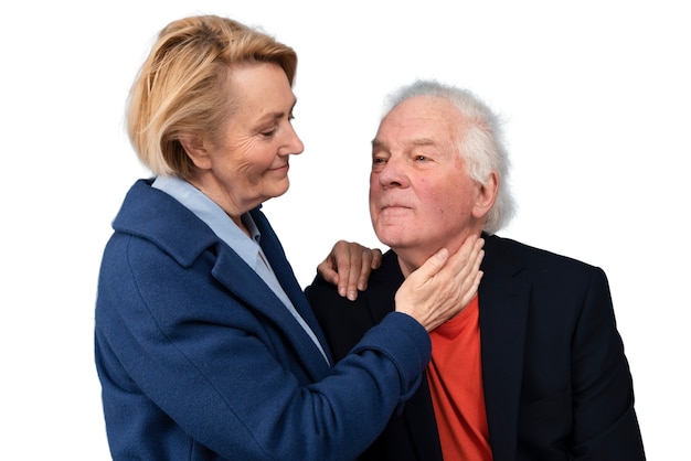 Retrato de estudio de amorosa pareja de ancianos