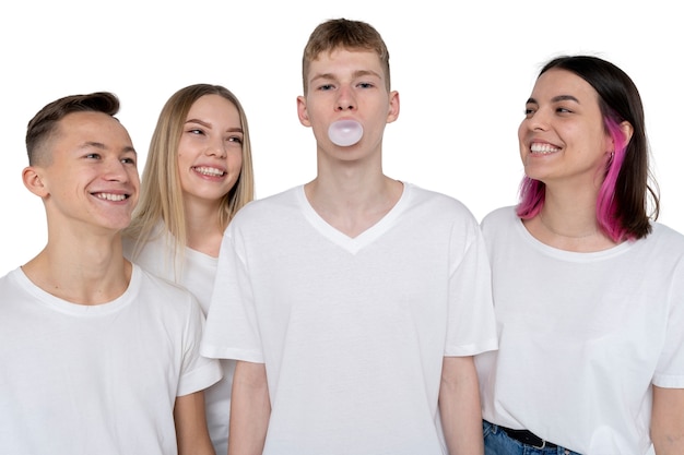 Retrato de estudio de un grupo de jóvenes adolescentes