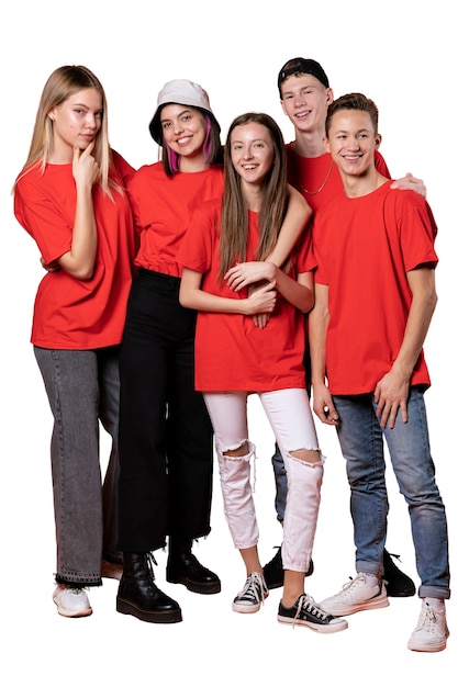 Retrato de estudio de un grupo de jóvenes adolescentes