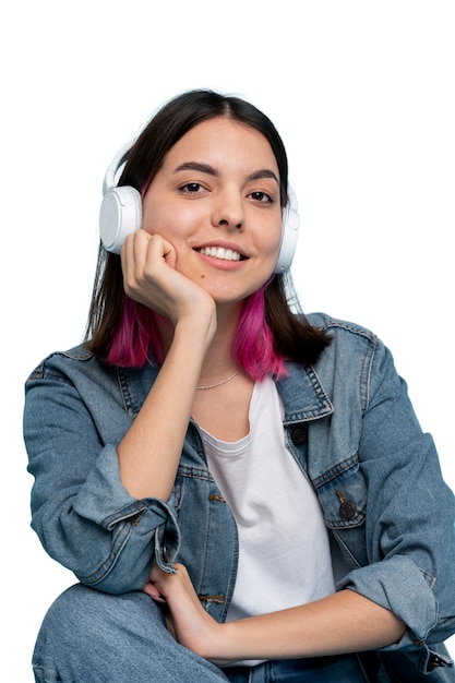 Retrato de estudio de una joven adolescente con auriculares