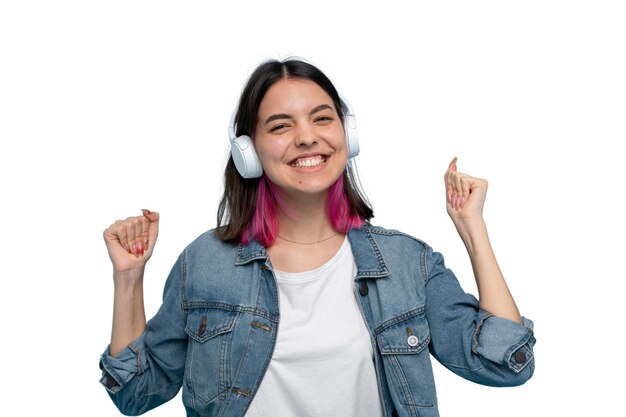 Retrato de estudio de una joven adolescente con auriculares