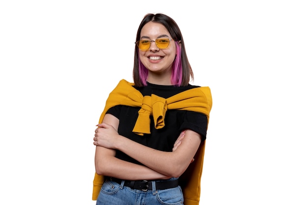 Retrato de estudio de una joven adolescente con gafas de sol