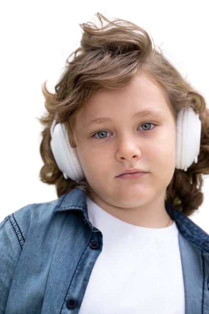 Retrato de estudio de joven con auriculares