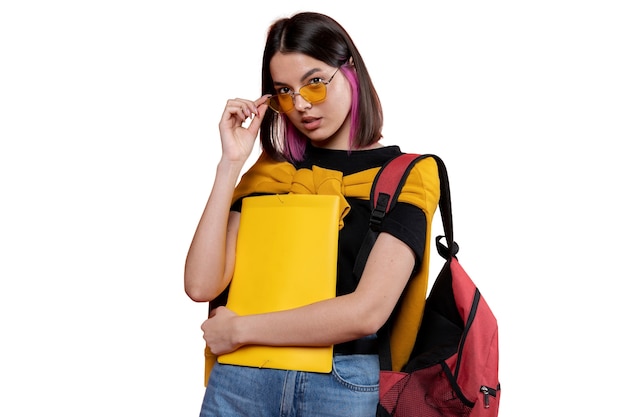 Retrato de estudio de una joven estudiante adolescente con mochila