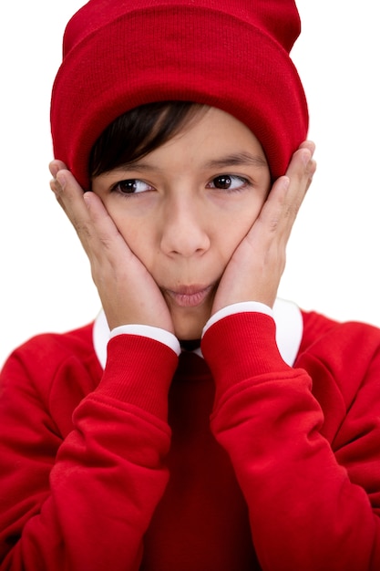 Retrato de estudio de niña con gorro rojo