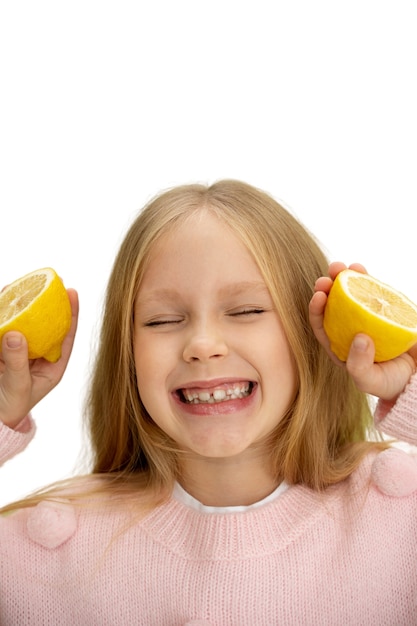 Retrato de estudio de niña con limón