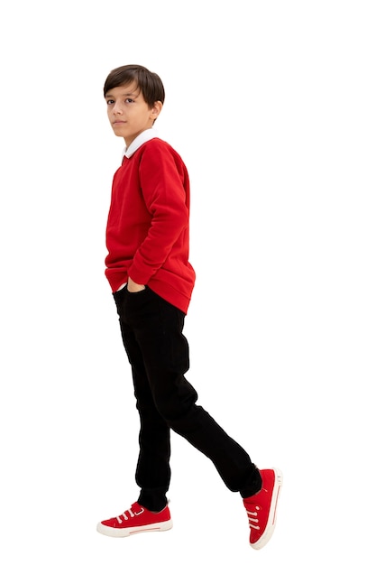 retrato de estudio, de, niño joven, con, suéter rojo