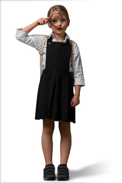 Retrato de una joven escolar en uniforme