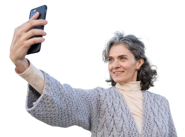 PSD gratuito retrato de una mujer adulta que pasa tiempo sola al aire libre