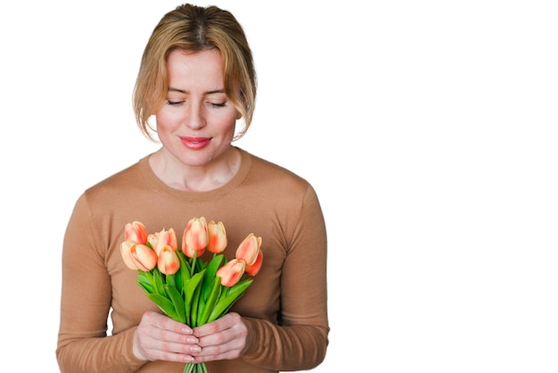 Retrato de mujer con flores de tulipán