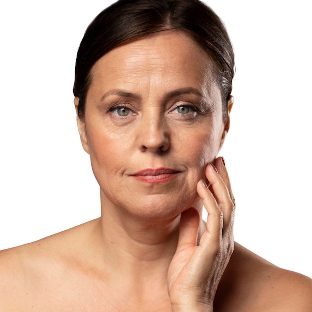 PSD gratuito retrato de mujer mayor con maquillaje natural y piel clara