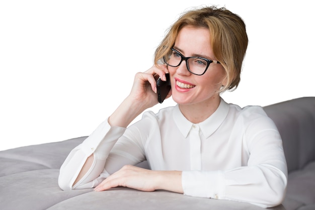 Retrato de mujer con teléfono inteligente