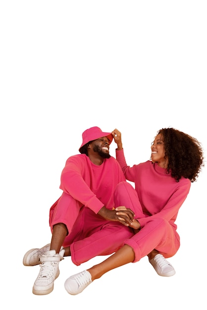 Retrato de pareja enamorada vestida de rosa