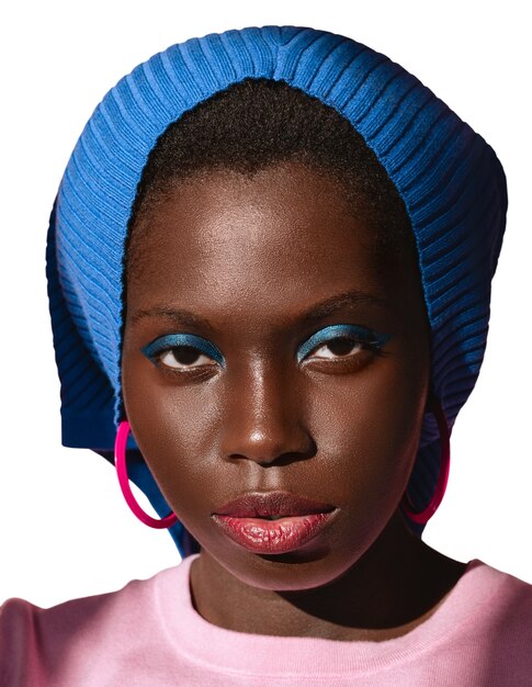 Retrato en primer plano de una mujer negra aislada