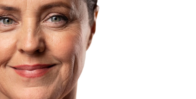 Ritratto di donna anziana con trucco naturale e pelle chiara