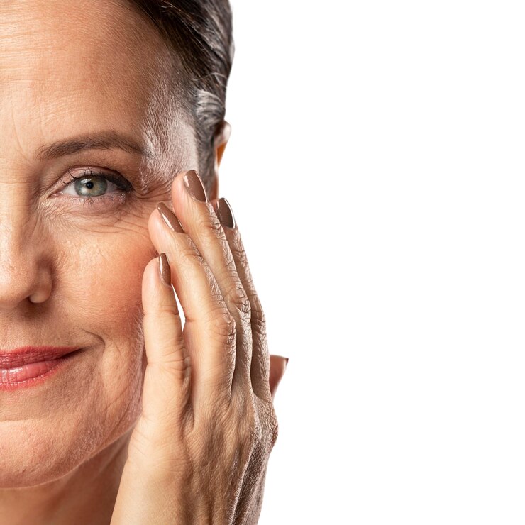 PSD gratuito ritratto di donna anziana con trucco naturale e pelle chiara