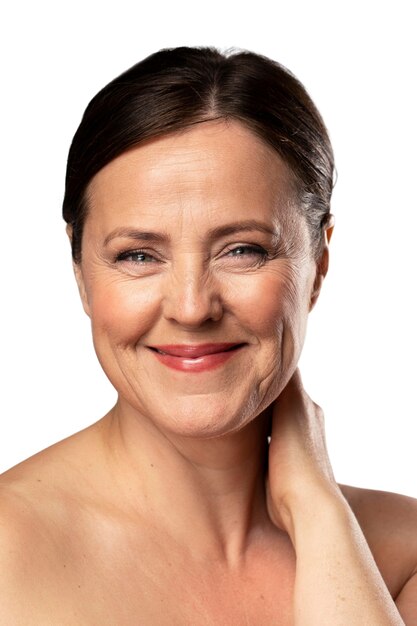 Ritratto di donna anziana con trucco naturale e pelle chiara