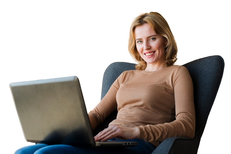 PSD gratuito ritratto di donna che utilizza il computer portatile