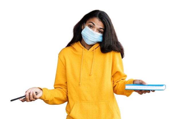 Ritratto di giovane ragazza con maschera facciale