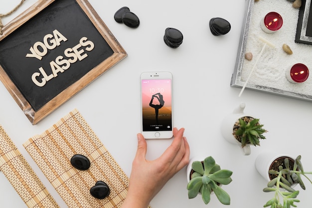 Rustige yoga decoratie met smartphone