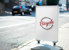 PSD gratuito señal de tienda de bicicletas en la calle de la ciudad.