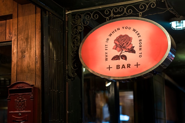 Señalización delantera de tienda de bar