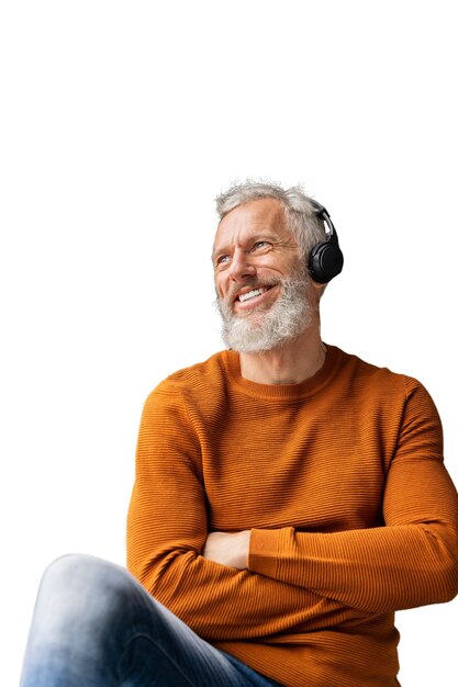 Senior uomo sorridente durante l'ascolto di musica