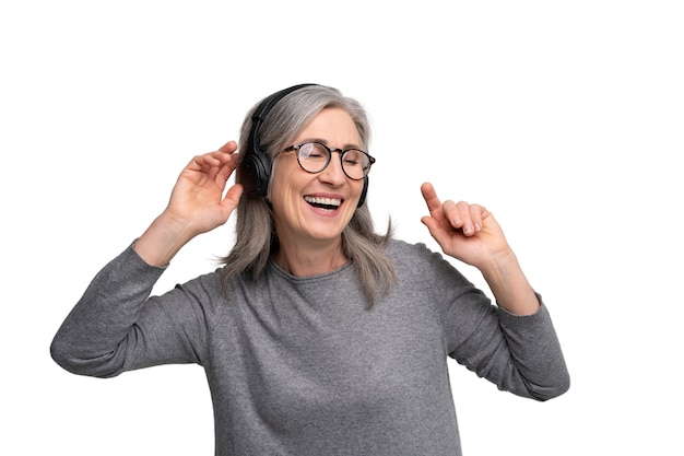 Gratis PSD senior vrouw die lacht tijdens het luisteren naar muziek