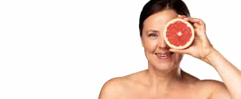 Gratis PSD senior vrouw met grapefruit voor huidverzorging