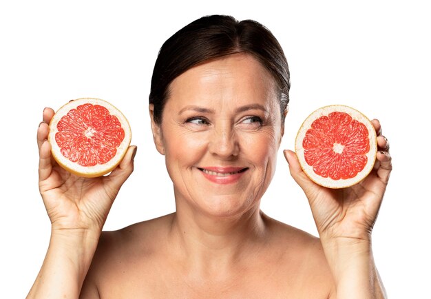 Senior vrouw met grapefruit voor huidverzorging