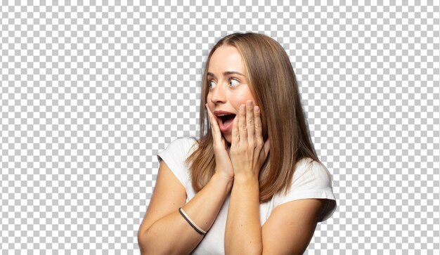 sentirse feliz y sorprendido mirando a un lado con ambas manos en la cara