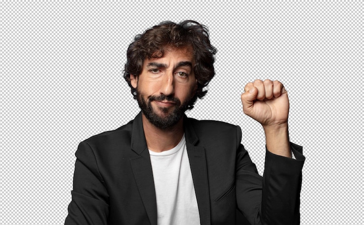 PSD gratuito sentirse seriamente fuerte y rebelde levantando el puño protestando o luchando por la revolución