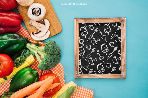 Gratis PSD slate mockup met vegetarisch eten