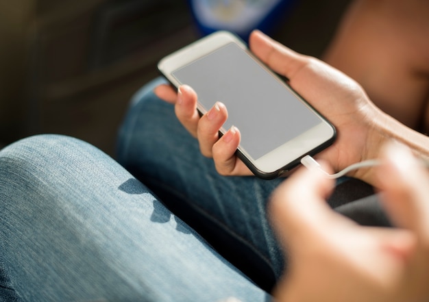 Sluit omhoog van handen die mobiele telefoon laden