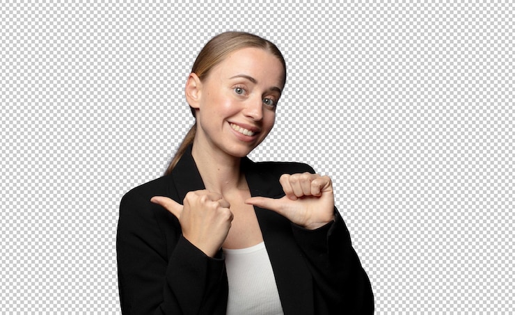 PSD gratuito sonriendo alegremente y casualmente señalando para copiar el espacio en el lado sintiéndose feliz y satisfecho