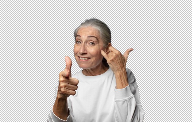 sonriendo alegremente y señalando a la cámara mientras hace una llamada más tarde gesto hablando por teléfono