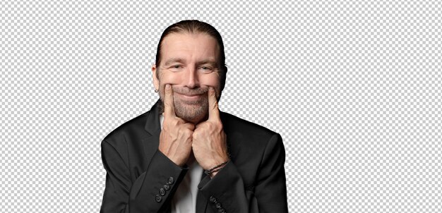 sonriendo con confianza señalando su propia sonrisa falsa