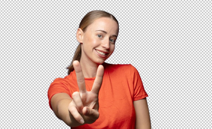 PSD gratuito sonriendo y mirando feliz despreocupada y positiva gesticulando victoria o paz con una mano