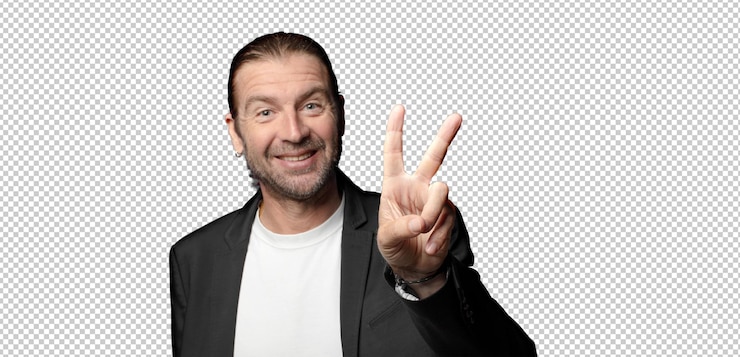 PSD gratuito sonriendo y mirando feliz despreocupada y positiva gesticulando victoria o paz con una mano