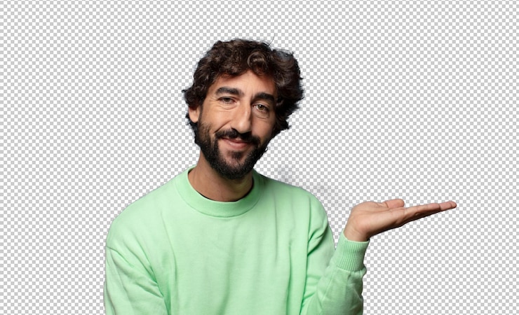 PSD gratuito sonriendo sintiéndose confiado exitoso y feliz mostrando concepto o idea en espacio de copia en el lateral