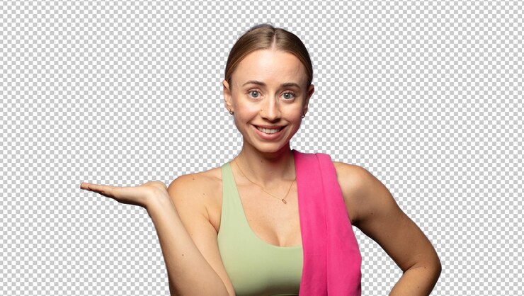 PSD gratuito sonriendo sintiéndose confiado exitoso y feliz mostrando concepto o idea en espacio de copia en el lateral