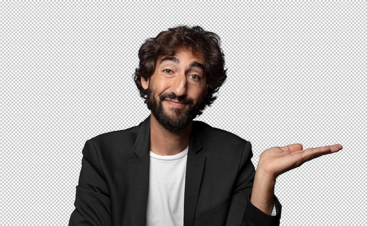 PSD gratuito sonriendo sintiéndose confiado exitoso y feliz mostrando concepto o idea en espacio de copia en el lateral