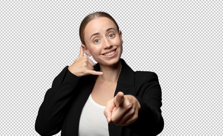 PSD gratuito sorridendo allegramente e indicando la telecamera mentre fai una chiamata più tardi gesto parlando al telefono