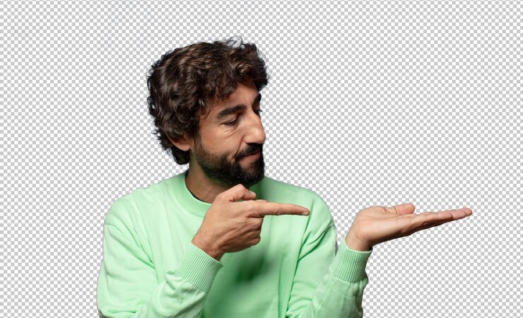 PSD gratuito sorridendo, sentendosi felice, spensierato e soddisfatto, indicando un concetto o un'idea sullo spazio di copia sul lato