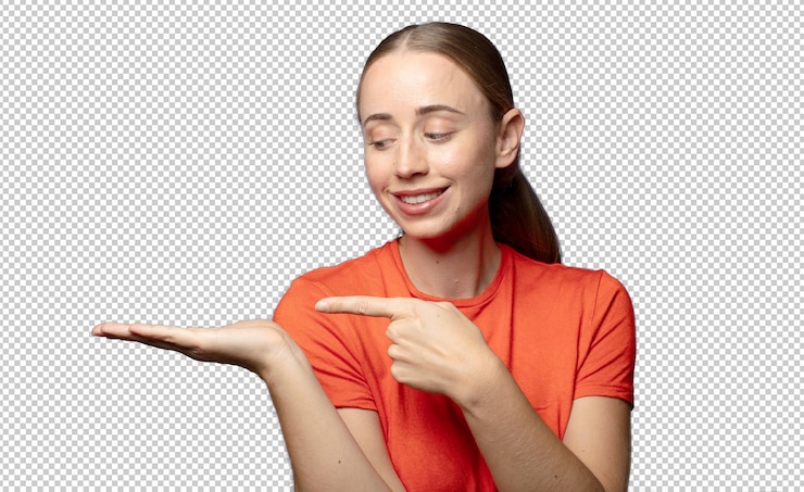 PSD gratuito sorridendo, sentendosi felice, spensierato e soddisfatto, indicando un concetto o un'idea sullo spazio di copia sul lato