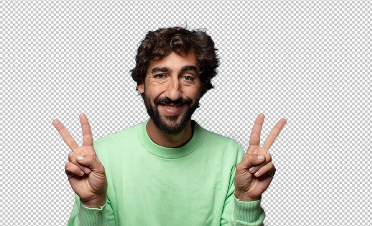 PSD gratuito sorridente e felice, amichevole e soddisfatto, gesticolando vittoria o pace con entrambe le mani.