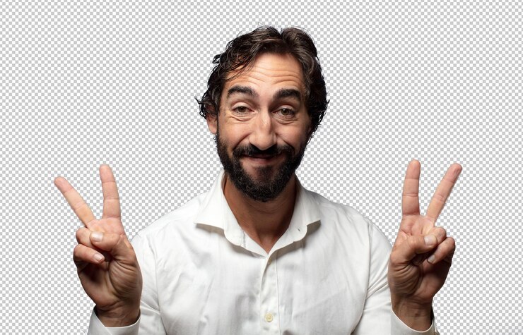 PSD gratuito sorridente e felice, amichevole e soddisfatto, gesticolando vittoria o pace con entrambe le mani.