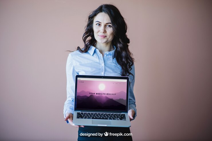 Gratis PSD stijlvolle zakenvrouw presenteren laptop