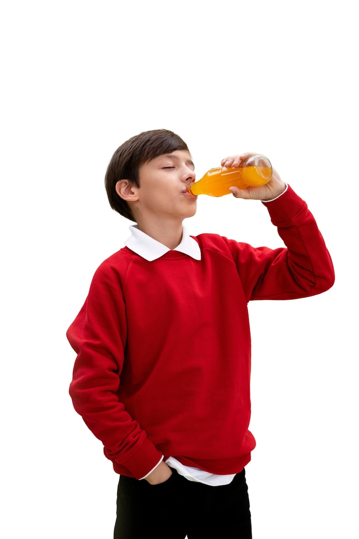 PSD Gratis studio portrait of young boy drinking juice