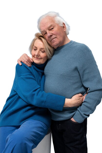 Studio portret van een liefdevolle oudere echtpaar